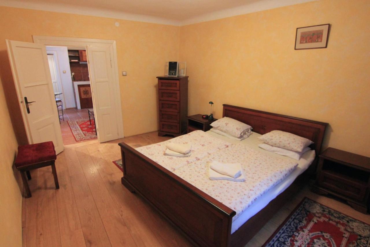 Cool 1 Bedroom Prokopska Apartment In Mala Strana Prague Exterior photo
