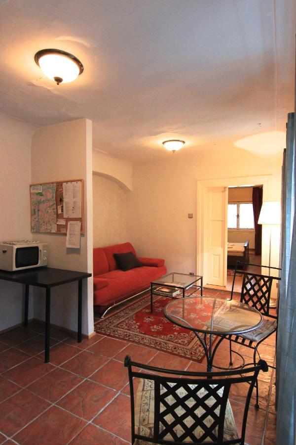 Cool 1 Bedroom Prokopska Apartment In Mala Strana Prague Exterior photo