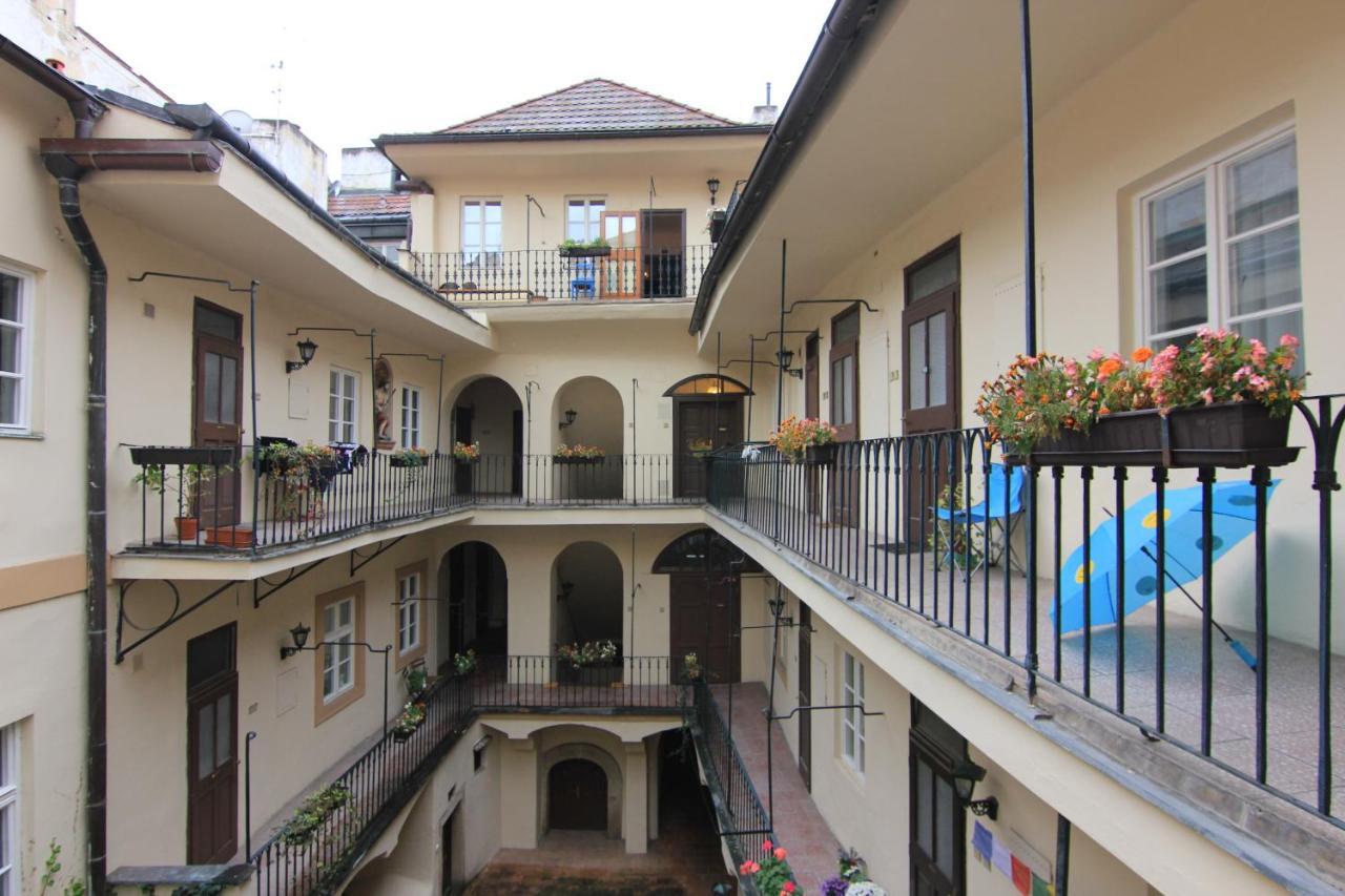 Cool 1 Bedroom Prokopska Apartment In Mala Strana Prague Exterior photo